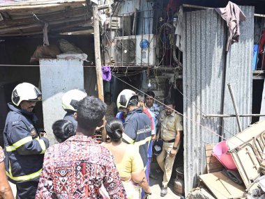 MUMBAI INDIA 15 Mayıs 2023 'te, 2' si reşit olmayan altı kişi, 15 Mayıs 2023 'te Hindistan' da, Koliwada Khar West 'teki bir iskan binasının odalarından birinde meydana gelen gaz sızıntısı sonucu ciddi yanmalara maruz kaldı. 