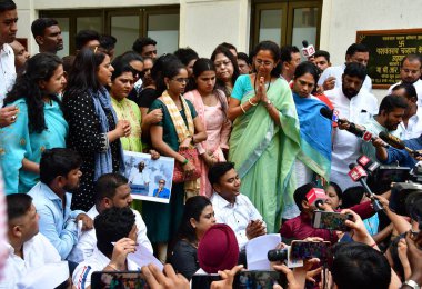 MUMBAI INDIA MAYIS 4 2023 Milliyetçi Kongre Partisi NCP lideri Supriya Sule, Dharna sırasında parti çalışanları ve destekçileriyle iletişime geçerek Pawar 'ı Y B Chavan' daki parti başkanlığı görevinden istifa etmeye çağırarak yatıştırmaya çalışıyor. 