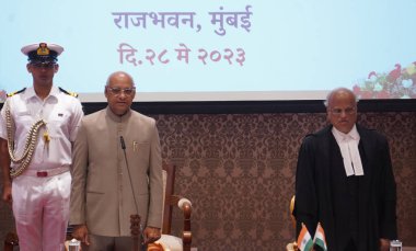 MUMBAI INDIA 28 Mayıs 2023 Maharashtra Valisi Ramesh Bais ve Yargıç Ramesh Deokinandan Dhanuka, 28 Mayıs 2023 tarihinde Mumbai Hindistan 'da Bhavan Walkeshwar Yüksek Mahkemesi Başkanı olarak yemin ederken Bhus tarafından çekilmiştir.