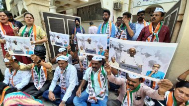 MUMBAI INDIA MAYIS 12023 NCP Liderleri ve Sharad Pawar destekçileri, 2 Mayıs 2023 'te Mumbai' de Hindistan 'daki Sharad Pawar ofisinin önünde parti başkanlığından istifa etmesi sonrasında istifa etmesi için dayanışma içinde bir Dharna sahneledi. 