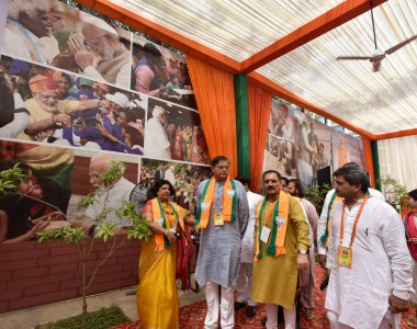 NEW DELHI INDIA 18 Mayıs 2023 BJP Ulusal Başkan Yardımcısı Jay Panda ve BJP Ulusal Sekreteri Alka gurjar Başkanı Virendra Sachdeva, Mayıs ayında BJP Genel Merkezi DDU Marg 'da düzenlenen Delhi BJP İcra Komitesi toplantısında sergileniyor