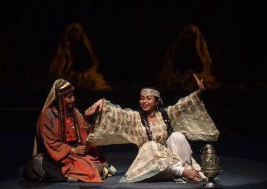 NEW DELHI INDIA APRIL 26 2023 Sanatçılar Ulusal Drama Okulu tarafından sunulan Leyla Majnu oyununda Ram Gopal Bajaj Eş Yönetmeni ve Rajesh Singh tarafından seslendirilen NSD konferans salonunda Shabbir Irshad Usmani