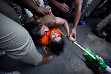 NEW DELHI INDIA 28 Mayıs 2023 Güvenlik personeli güreşçiler Vinesh Phogat ve Sangeeta Phogat 'ı Yeni Delhi' de 28 Mayıs 2023 'te yeni parlamento binasına doğru yapılan protesto yürüyüşünde gözaltına aldı.