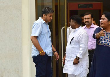 MUMBAI INDIA MAYIS 3 2023 NCP MLA Rohit Rajendra Pawar partinin 3 Mayıs 2023 'te Mumbai Hindistan' da Nariman Point 'teki toplantısından sonra ayrıldı. 
