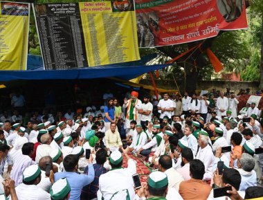 NEW DELHI INDIA MAYIS 2 2023 Rakesh Tikait Ulusal sözcüsü Bharatiya Kisan Union BKU ile güreşçiler Sangita Phogat Vinesh Phogat ve Bajrang Punia, Jantar Mantar 'daki protestocuları desteklemek için Mayıs ayında yaptıkları konuşmada 