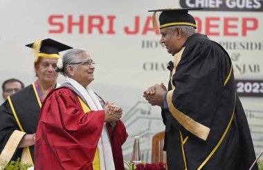 CHANDIGARH INDIA 20 Mayıs 2023 Yazar ve hayırsever Dr. Sudha N Murthy, 20 Mayıs 'ta Punjab Üniversitesi' nde düzenlenen 70. konferans sırasında Hindistan başkan yardımcısı Jagdeep Dhankhar tarafından Edebiyat D Litt fahri Doktorluğu derecesiyle onurlandırıldı.