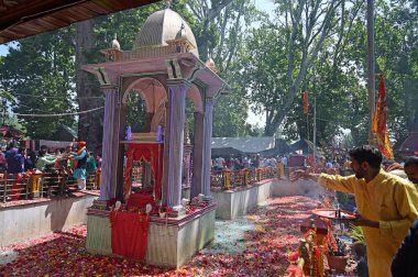 SRINAGAR INDIA MAYIS 28 2023 Kashmiri pandit fanatikleri her yıl düzenlenen Tullamulla Ganderbal 'deki Kheer Bhawani Tapınağı' nda Waseem Andrabi Hindustan Times tarafından çekilmiştir. 