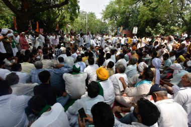 YENİ DELHI INDIA 7 Mayıs 2023 Khap lideri güreşçiler ve destekçilerle birlikte Hindistan Güreş Federasyonu başkanı Brij Bhushan Sharan 'a karşı 7 Mayıs 2023 tarihinde Yeni Delhi' de düzenlenen protesto sırasında Khap toplantısından sonra basın mensuplarına seslendi.