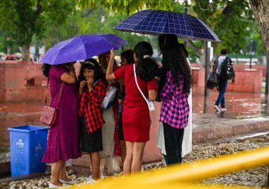 NEW DELHI INDIA MAYIS 32023 Yağmurlu bir günde Hindistan Kapısı 'nda 3 Mayıs 2023' te Yeni Delhi Hindistan Fotoğrafı: Raj K Raj Hindustan Times 