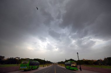 NEW DELHI INDIA MAYIS 7 2023 Kara Bulutlar Vijay Chowk üzerinde 7 Mayıs 2023 'te Yeni Delhi Hindistan Fotoğrafı: Sanjeev Verma Hindustan Times 