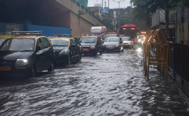 MUMBAI, INDIA - 24 Ağustos 2024 'te Hindistan' ın Mumbai kentinde, Byculla bölgesinde muson yağmurları sırasında yolda su tutulan araçlar. (Fotoğraf: Bhushan Koyande / Hindustan Times 