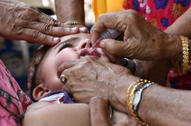 KOLKATA INDIA Mayıs 28 2023 Pulse Polio adlı bir sağlık çalışanı 28 Mayıs 2023 tarihinde Kolkata Hindistan 'da bir çocuğa düştü. Fotoğraf: Samir Jana Hindustan Times 