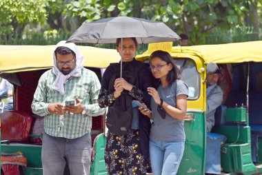 NEW DELHI INDIA MAYIS 21 MAYIS 2023 Sıcak öğleden sonra Connaught Place 'de 21 Mayıs 2023 Fotoğraf: Sanjeev Verma Hindustan Times 