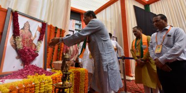 NEW DELHI INDIA MAYIS 18 Mayıs 2023 BJP Ulusal Başkan Yardımcısı Jay Panda, Başkan Virendra Sachdeva ile birlikte 18 Mayıs 2023 tarihinde Yeni Delhi Hindistan 'da BJP Genel Merkezi DDU Marg' da yapılan Delhi BJP İcra Kurulu toplantısında çekilmiştir. 