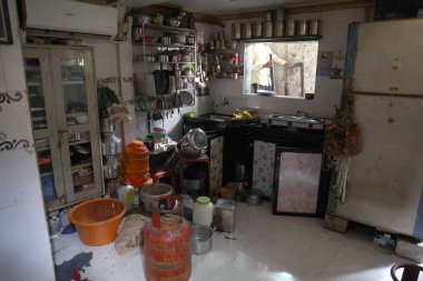 MUMBAI INDIA 15 Mayıs 2023 'te, 2' si reşit olmayan altı kişi, 15 Mayıs 2023 'te Hindistan' da, Koliwada Khar West 'teki bir iskan binasının odalarından birinde meydana gelen gaz sızıntısı sonucu ciddi yanmalara maruz kaldı. 