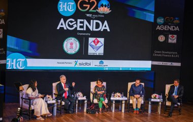 NEW DELHI INDIA 18 Mayıs 2023 Ugo Astuto AB 'nin Hindistan delegasyonu Büyükelçisi Sunita Narain Bilim ve Çevre Merkezi Genel Müdürü Dr Arunabha Ghosh CEO' su Sumant Sinha ReNew 'ın H sırasındaki panel tartışmasında