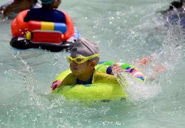 NOIDA INDIA MAYIS 21 Mayıs 2023 Sıcak güneşli bir günde GIP AVM 'deki bir su parkında eğlenen insanlar, 21 Mayıs 2023' te Noida Hindistan 'da Sunil Ghosh Ghosstan Times tarafından çekilmiştir. 