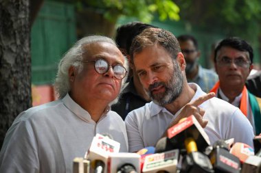 NEW DELHI INDIA 13 Mayıs 2023 Rahul Gandhi Kongre Lideri Jairam Ramesh ile birlikte 13 Mayıs 2023 'te Yeni Delhi Hindistan Kongresi' nde yapılan Karnataka Meclis Seçimleri 'ni kazandıktan sonra basın mensuplarına hitaben yaptığı konuşmada 135 sandalye kazandı. 