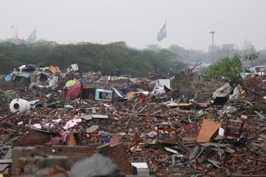 YENİ DELHI INDIA MAYIS 12023 YÖNETİ Yıkılmış yapılardan değerli eşyalarını çıkarırken, YASI ve bölge yönetiminin Tughlaqabad Kalesi yakınlarındaki yasadışı yapıları yıkmak için 1 Mayıs 2023 tarihinde Yeni Delhi Ind 'de yürüttüğü görülüyor.