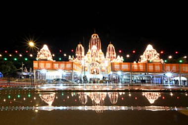 NEW DELHI, INDIA - 24 Ağustos 2024 'te Hindistan' ın Yeni Delhi kentinde Janmashtami Festivali öncesinde Laxmi Narayan Birla Mandir 'i aydınlatmak. (Fotoğraf: Salman Ali / Hindustan Times 