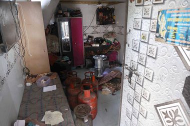 MUMBAI INDIA 15 Mayıs 2023 'te, 2' si reşit olmayan altı kişi, 15 Mayıs 2023 'te Hindistan' da, Koliwada Khar West 'teki bir iskan binasının odalarından birinde meydana gelen gaz sızıntısı sonucu ciddi yanmalara maruz kaldı. 