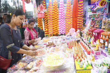 PATNA, INDIA - 24 Ağustos 2024 'te Hindistan' ın Patna kentinde Shri Krishna Janmashtami festivali öncesinde puja ürünleri satın alan kızlar. Fotoğraf: Santosh Kumar / Hindustan Times 