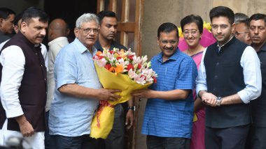 NEW DELHI INDIA MAYIS 30 Mayıs 2023 Delhi CM Arvind Kejriwal CPI M Genel Sekreteri Sitaram Yechury ile toplantı sırasında 30 Mayıs 2023 tarihinde Yeni Delhi 'deki CPI M genel merkezinde kararnameye karşı destek arayışında bulundu.