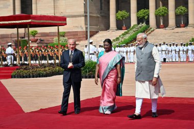 YENİ DELHI INDIA 30 Mayıs 2023 Cumhurbaşkanı Droupadi Murmu ve Başbakan Narendra Modi, 30 Mayıs 2023 tarihinde Ajay Aggarwal 'ın Yeni Delhi Hindistan Fotoğrafı' nda Rashtrapati Bhavan 'ın ön avlusunda düzenlenen törende Kamboçya Kralı Norodom Sihamoni ile birlikte karşılandı.