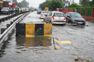 GURUGRAM INDIA MAYIS 3 2023 Araçlar yağmurda Khandsa 'dan Narsight köyüne doğru yürüdü Shani Mandir yakınlarındaki NH 48 servis yolunda 3 Mayıs 2023' te Gurugram Hindistan 'da Parveen Kumar Hindustan Times tarafından çekilmiştir. 