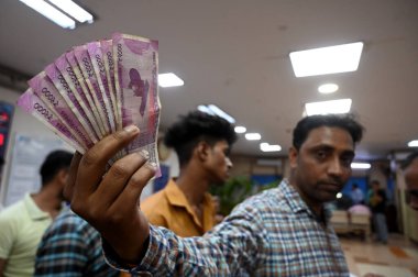 NOIDA INDIA 23 Mayıs 2023 Rs 2000 'i yatırmak için kuyruğa giren insanlar 23 Mayıs 2023 tarihinde Noida Hindistan' da 2. Sektör 'deki SBI Bank' a Salı gününden itibaren değiş tokuş veya mevduat süreci başlatılacak mı? RBI 'ın şu anki de akışına 2 bin para birimi kolaylaşacak.