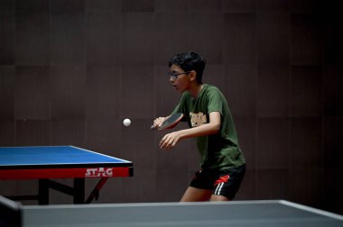 7 Mayıs 2023 tarihinde Noida Stadyumu 'nda düzenlenen Gautam Buddh Nagar bölge masa tenisi turnuvasının final maçında Noida Hindistan' da Sunil Ghosh Hindustan Times tarafından görüldü. 