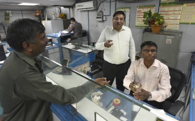 NEW DELHI INDIA 23 Mayıs 2023 Bir adam Punjab 'da 2000 Rupi ve sind banknotları değiştirerek CP 23 Mayıs 2023 tarihinde Yeni Delhi Hindistan' da Rezerv Bankası piyasadan ve mevcut notlardan 2000 Rupi çekildiğini duyurdu