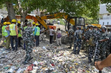 22 Mayıs 2023 'te YENİ DELHI INDIA, bölge yönetimi ile birlikte yıkılan yapılardan değerli eşyalarını çıkarırken, 22 Mayıs' ta Vishwas Nagar yakınlarındaki Kasturba Nagar 'da yasadışı binaların yıkım işlemini gerçekleştirdi.