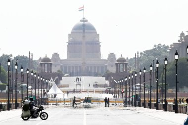 NEW DELHI INDIA MAYIS 21 MAYIS 2023 Sıcak bir günde Kartavya Yolu 'nda 21 Mayıs 2023' te Yeni Delhi Hindistan Fotoğrafı: Sanjeev Verma Hindustan Times 