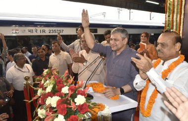 YENİ DELHI INDIA 25 Mayıs 2023 Hindistan Demiryolları Bakanı Ashwini Vaishnaw BJP MLA OM Prakash Sharma ile birlikte Anand Vihar Tren İstasyonu 'nda Başbakan Narendra Modi' nin Uttarakhand 'ın ilk yarı hızındaki Vande Bhar' ı neredeyse durdurması sonrasında