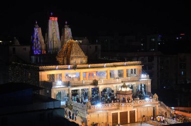 PATNA, INDIA - 25 Ağustos 2024 'te Patna' daki ISKCON Tapınağı çevresinde Shri Krishna Janmashtami festivali arifesinde dekore edilen renkli ışık. Fotoğraf: Santosh Kumar / Hindustan Times )