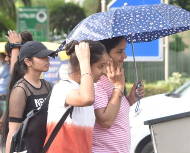 NEW DELHI INDIA MAY 14 2023 Visitors at Connaught Place in hot Weather on May 14 2023 in New Delhi India Photo by Sonu Mehta Hindustan Times  clipart