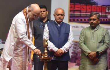 NEW DELHI INDIA 3 Mayıs 2023 Birlik İçişleri ve İşbirliği Bakanı Amit Şah LG Delhi Vinai Kumar Saxena ve diğerleri 3 Mayıs 2023 tarihinde Talkatora Salon Stadyumu 'ndaki NDMC personeline gönderilen atama mektupları günümüzde lambayı yakıyorlar.