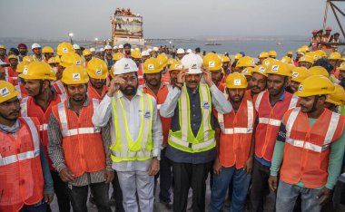 MUMBAI INDIA 24 Mayıs 2023 Başbakan Eknath Shinde ve DCM Devendra Fadnavis, Mumbai Trans Harbour Link MTHL üzerinde 24 Mayıs 2023 tarihinde Hindistan 'ın en uzun deniz köprüsü olacak.