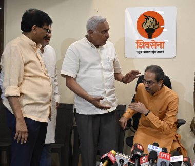 Mumbai Hindistan 04 Mayıs 2023 Bihar Yasama Konseyi Başkanı Devesh Chandra Takur, Şii Sena UBT başkanı Uddhav Thackeray ile Milletvekili Sanjay Raut ve MLA Aaditya Thackeray 'in huzurunda 4 Mayıs Perşembe günü Hindistan' ın başkenti Matoshree Bandra 'da bir araya geldi. 