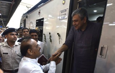 YENİ DELHI INDIA 25 Mayıs 2023 Hindistan Demiryolları Bakanı Ashwini Vaishnaw BJP MLA OM Prakash Sharma ile birlikte Anand Vihar Tren İstasyonu 'nda Başbakan Narendra Modi' nin Uttarakhand 'ın ilk yarı hızındaki Vande Bhar' ı neredeyse durdurması sonrasında