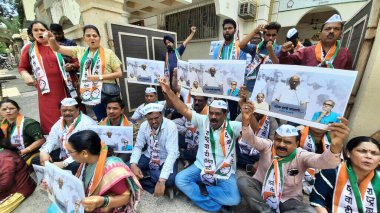 MUMBAI INDIA MAYIS 12023 NCP Liderleri ve Sharad Pawar destekçileri, 2 Mayıs 2023 'te Mumbai' de Hindistan 'daki Sharad Pawar ofisinin önünde parti başkanlığından istifa etmesi sonrasında istifa etmesi için dayanışma içinde bir Dharna sahneledi. 