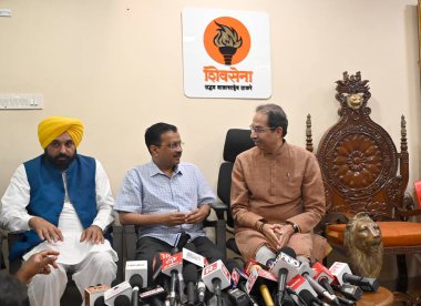 MUMBAI INDIA 24 Mayıs 2023 Punjab başbakanı Bhagwant Mann ve Delhi başbakanı Arvind Kejriwal Shiv Sena UBT başkanı Uddhav Thackeray ile 24 Mayıs 2023 tarihinde Mumbai Hindistan 'da Vijay Bate Hindustan Times 