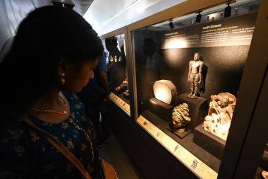 NEW DELHI INDIA 24 Mayıs 2023 İnsanlar Tekerlek Müzesi içinde Hindistan 'ın kültürel sanatını gösteren kopyalara bakıyor