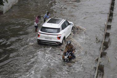 GURUGRAM, INDIA MAYIS 27 MAYIS 2023 Araçlar Narsinghpur köyü yakınlarındaki Ulusal Otoyol 48 servis yolunda yağmurdan sonra su kaydırağında yürüdü. Fotoğraf: Parveen Kumar Hindustan Times