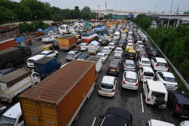 NEW DELHI, INDIA - 23 Ağustos 2024: Dhaula Kuan Metro İstasyonu yakınlarındaki Sardar Patel Marg 'da trafik sıkışıklığı ve Halka yolu, 23 Ağustos 2024 tarihinde Yeni Delhi, Hindistan' da şiddetli yağmur sonrasında Dhaula Kuan üstgeçidi altında su bloklama nedeniyle.