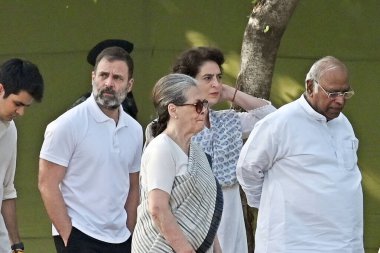 NEW DELHI INDIA 21 Mayıs 2023 Kongre Başkanı Mallikarjun Kharge eski başkan Sonia Gandhi parti lideri Rahul Gandhi ve Genel Sekreter Priyanka Gandhi Vadra, 32. ölüm yıldönümünde eski başbakan Rajiv Gandhi 'ye saygılarını sunmak üzere geldiler