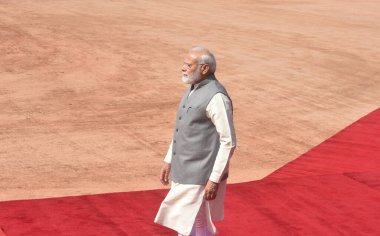 NEW DELHI INDIA 30 Mayıs 2023 Cumhurbaşkanı Droupadi Murmu Başbakan Narendra Modi ve Kamboçya Kralı Norodom Sihamoni ile birlikte 30 Mayıs 2023 tarihinde Yeni Delhi Hindistan 'da düzenlenen Rashtrapati Bhavan' da düzenlenen tören sırasında çekilmiştir.