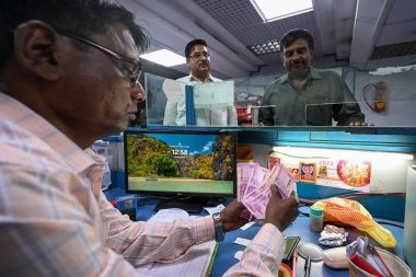 NEW DELHI INDIA 23 Mayıs 2023 Rs RBI tiraj ve döviz penceresinden 2000 Rupi çekildiğini duyurduktan sonra bir kasiyer Yeni Delhi 'de 23 Mayıs 2023 tarihinde Sa