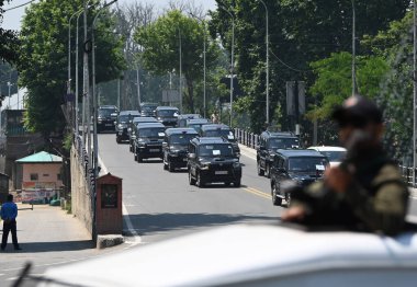 SRINAGAR INDIA MAYIS 22 2023 G20 delegelerinden oluşan bir konvoy 22 Mayıs 2023 tarihinde Srinagar Hindistan Fotoğrafı Waseem Andrabi Hindustan Times 